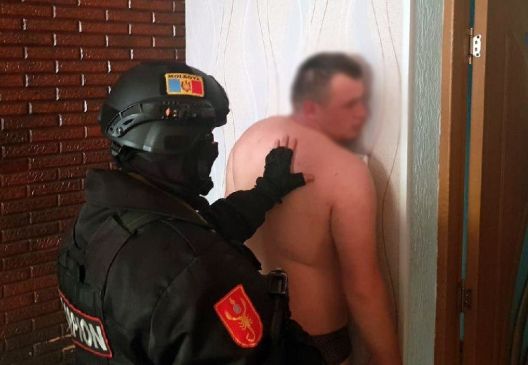 На севере страны полицейские задержали подозреваемых в наркоторговле. 