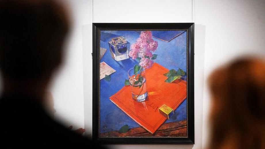 Christie’s продал картину «Натюрморт с сиренью» Кузьмы Петрова-Водкина за 9,3 миллиона фунтов стерлингов.