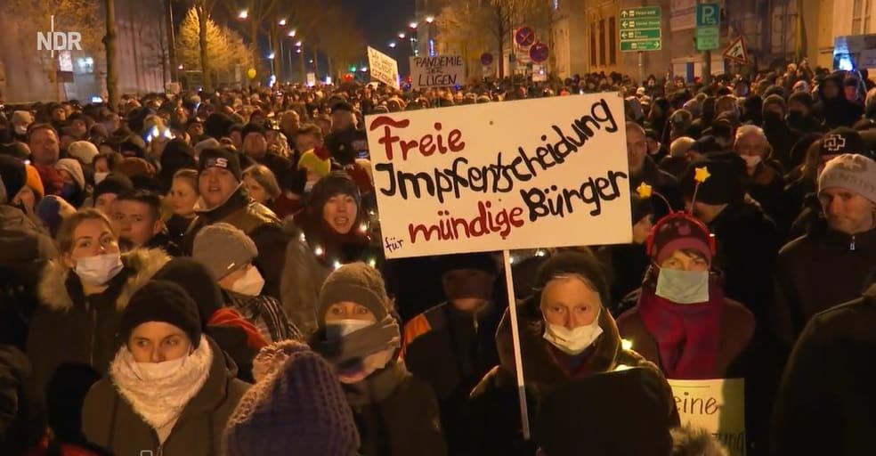 В Германии более 70 000 человек вышли на протесты против COVID-ограничений.