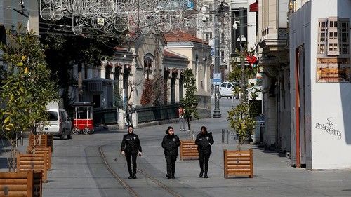 В Турции ввели комендантский час в выходные дни.