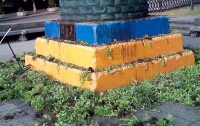 В Киеве испортили инсталляцию на месте памятника Ленину.