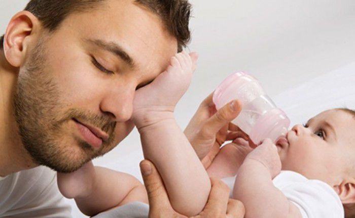 În primele 56 de zile de la nașterea copilului, tații pot solicita concediu paternal plătit, în sumă de 14 zile. Foto: puterea.ro