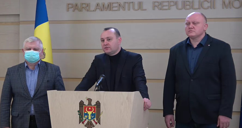Социалисты требуют уволить ряд директоров госучреждений.