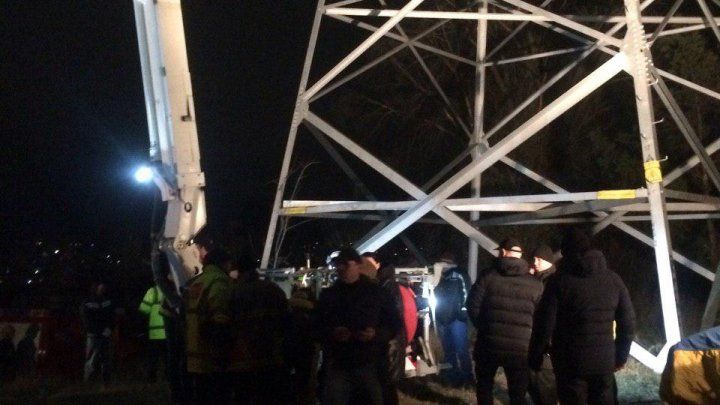 C мужчиной, взобравшимся на опору ЛЭП, вели беседу врачи и священник.