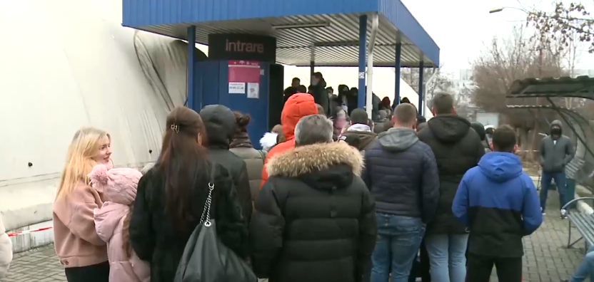 В период зимних праздников на кишиневском катке много посетителей.