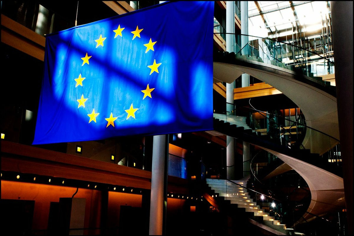 Европарламент принял закон о совместных оборонных закупках.