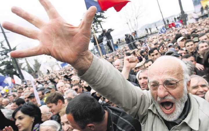 Ранее оппозиция провела "Марш мира".