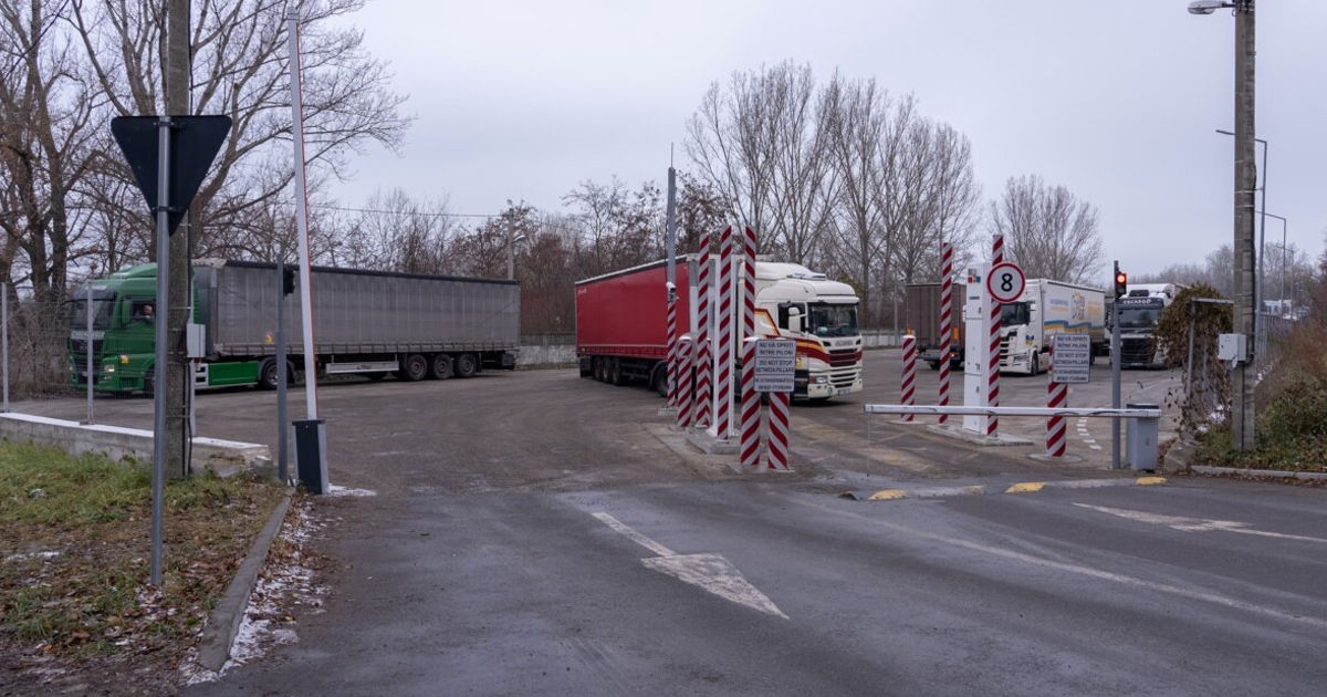 Șoferii de camioane se pot programa online pentru traversarea postului vamal Costești.