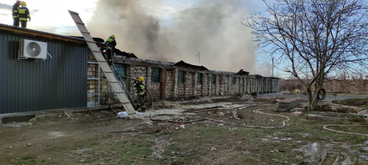 В Кагуле пожар на восковом складе тушили 6 пожарных расчетов.