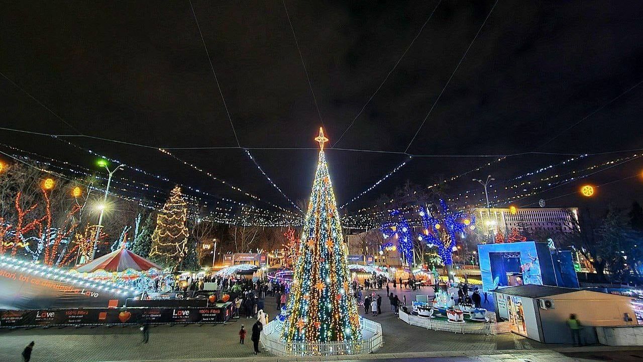 По всему Кишиневу царит праздничная атмосфера.