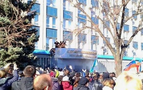 Если митингующие не сдадутся, будет дана команда стрелять на поражение.  Фото: news.bigmir.net