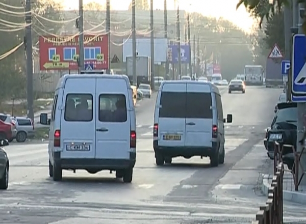 Si asta din cuauza ca pe unele artere din oras autobuzele si troleibuzele nu fac fata fluxului mare de calatori.