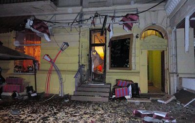 Взрыв разнес входную дверь и вывеску заведения, а также повредил основной зал.