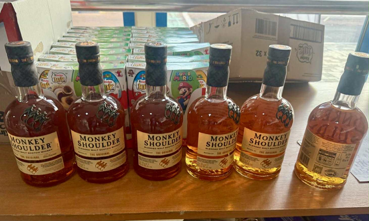 Doi moldoveni au încercat să introducă în Moldova produse de marcă și alcool de lux din Franța.