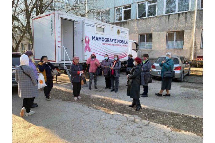 Специалисты Онкоинститута консультируют женщин в Страшенах и Калараше.