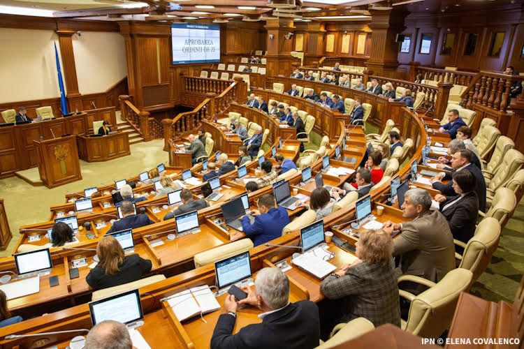 В повестке дня парламента фигурирует вопрос о введении синтагмы „румынский язык”.