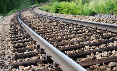 O femeie de 36 de ani a fost lovită de o locomotivă în timpul când traversa calea ferată.