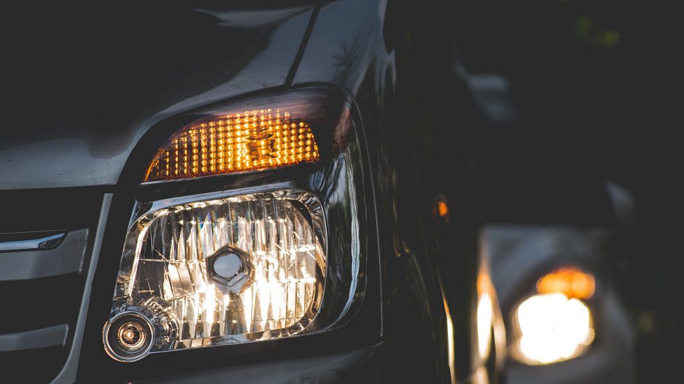 Lumina puternică produsă de farurile mașinii poate provoca orbirea temporară.