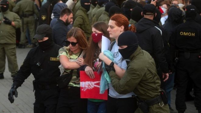В Беларуси прошли массовые задержания на женском марше протеста.
