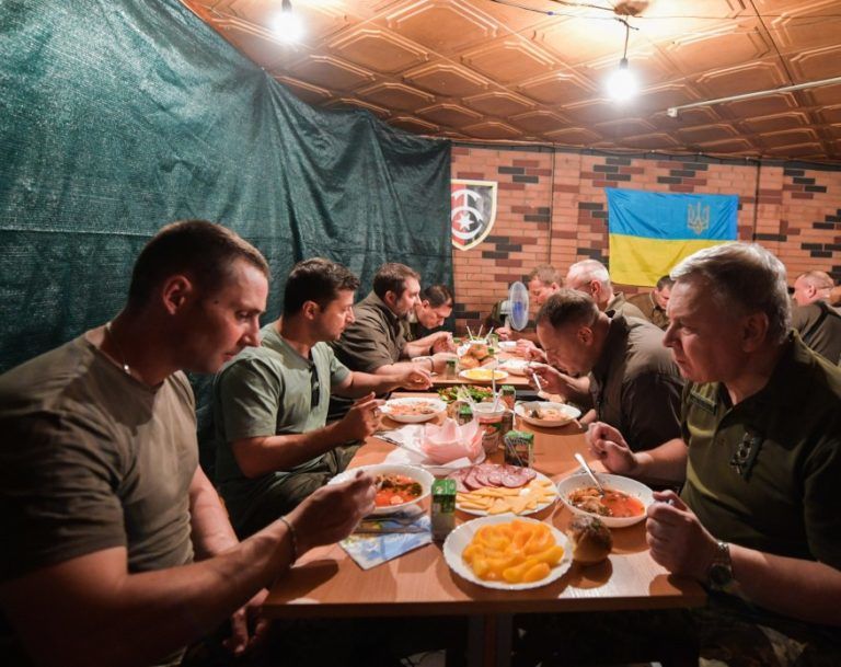 Зеленский рассказал, как во время поездок в зону ООС привыкает к быту военных.