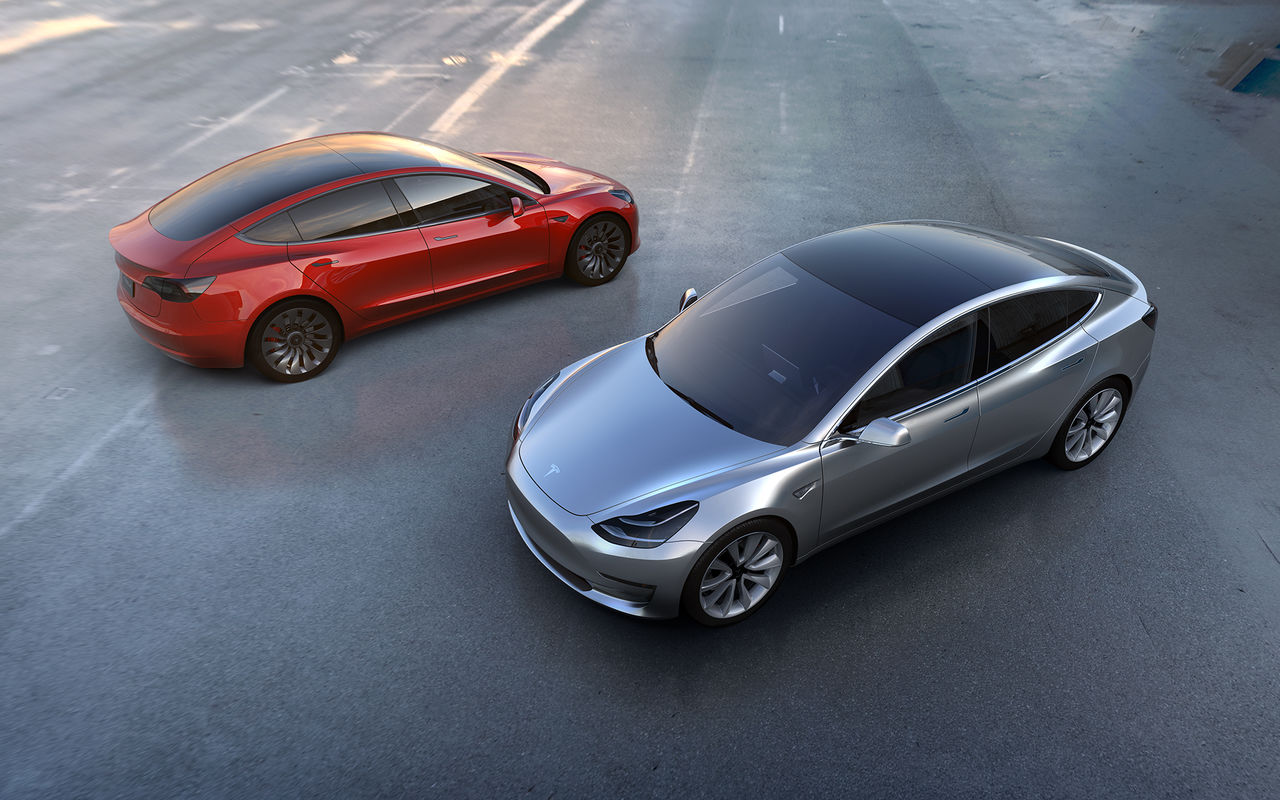 Tesla объявила о начале продаж седана Tesla Model 3 по цене 35 тысяч долларов.