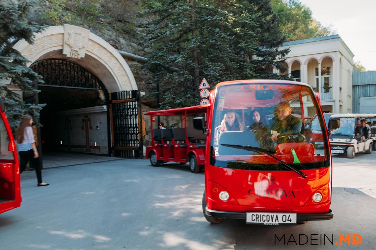 Conducătorii trenurilor electrice din vinăria Cricova. 