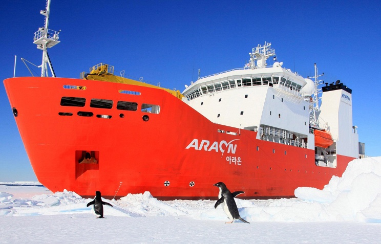 Южнокорейский ледокол Араон в Антарктиде. Фото: Архив EPA/YONHAP