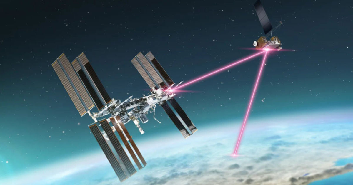 NASA с помощью лазеров передало 4K-видео с самолёта на МКС и обратно.