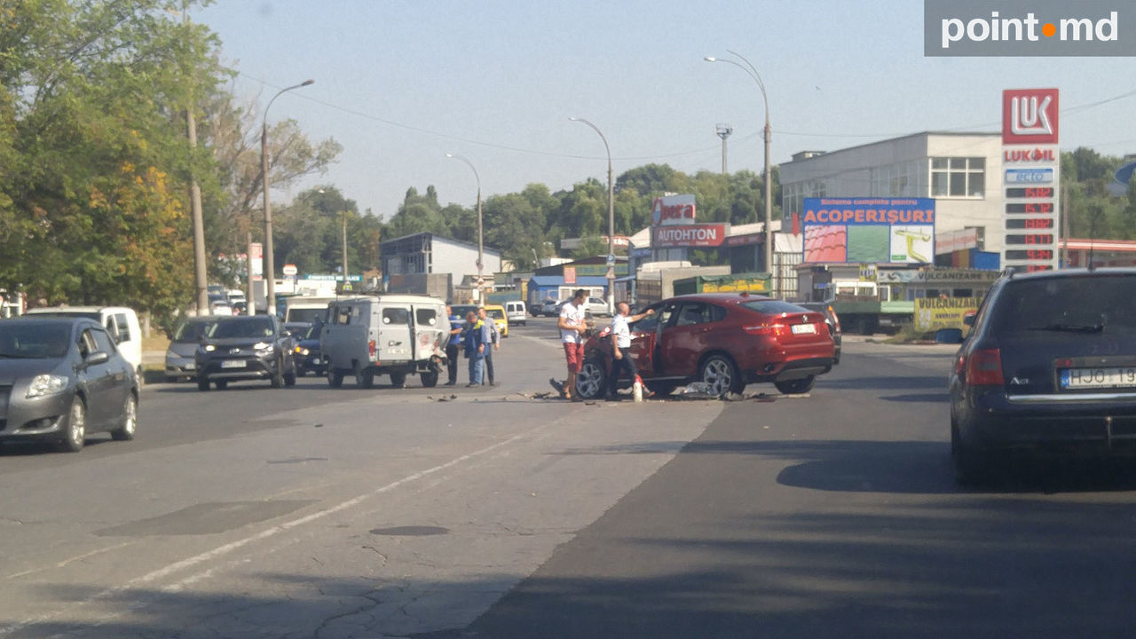 Proprietarul unui SUV de lux, de model BMW X6, și-a avariat grav bijuteria pe patru roți.