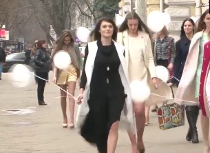 Модели дефилировали по зебре на перекрестке улиц Штефана чел Маре и Пушкина.