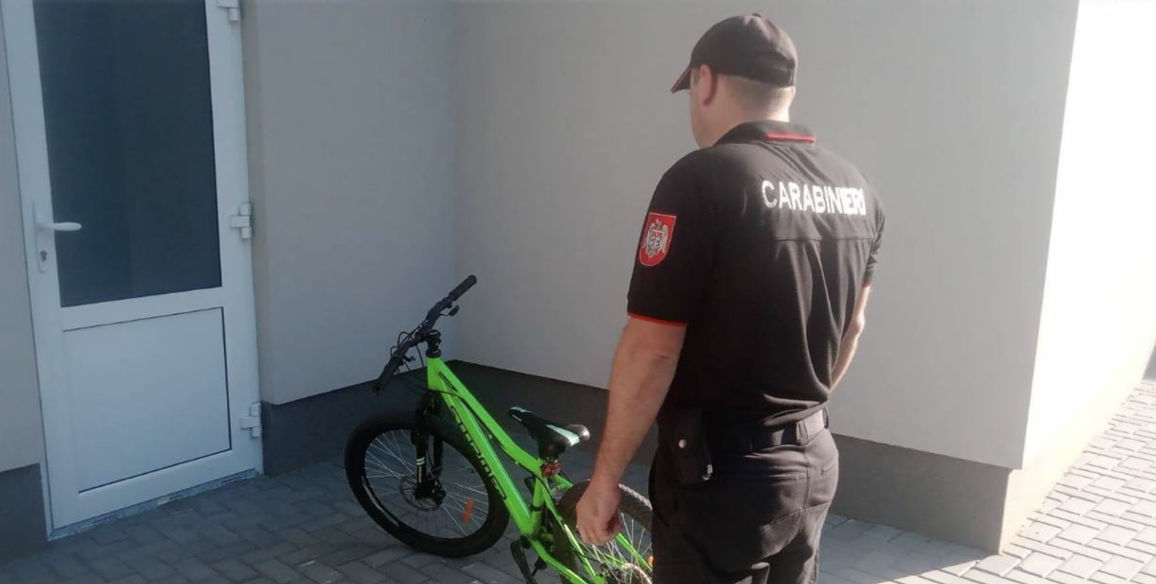Carabinierii au găsit un scuter și o bicicletă furată și au reținut un bărbat agresiv.