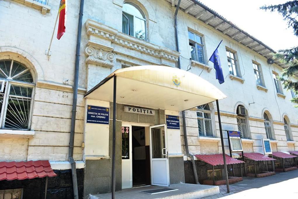 Сотрудники НЦБК задержали полицейского по подозрению в вымогательстве взятки.