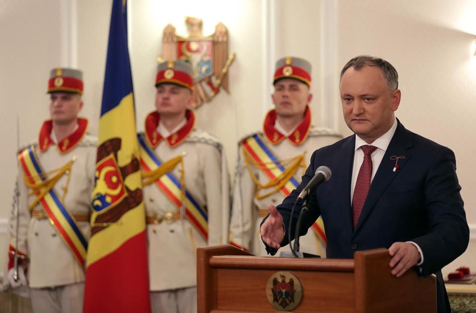 Cu Mărţişor la piept, Dodon felicită moldovenii cu sosirea primăverii.