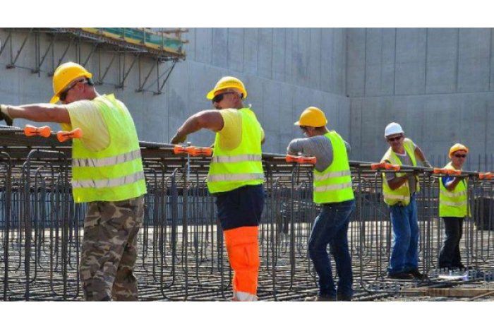 Более 2100 наших соотечественников работают на стройплощадках Израиля.