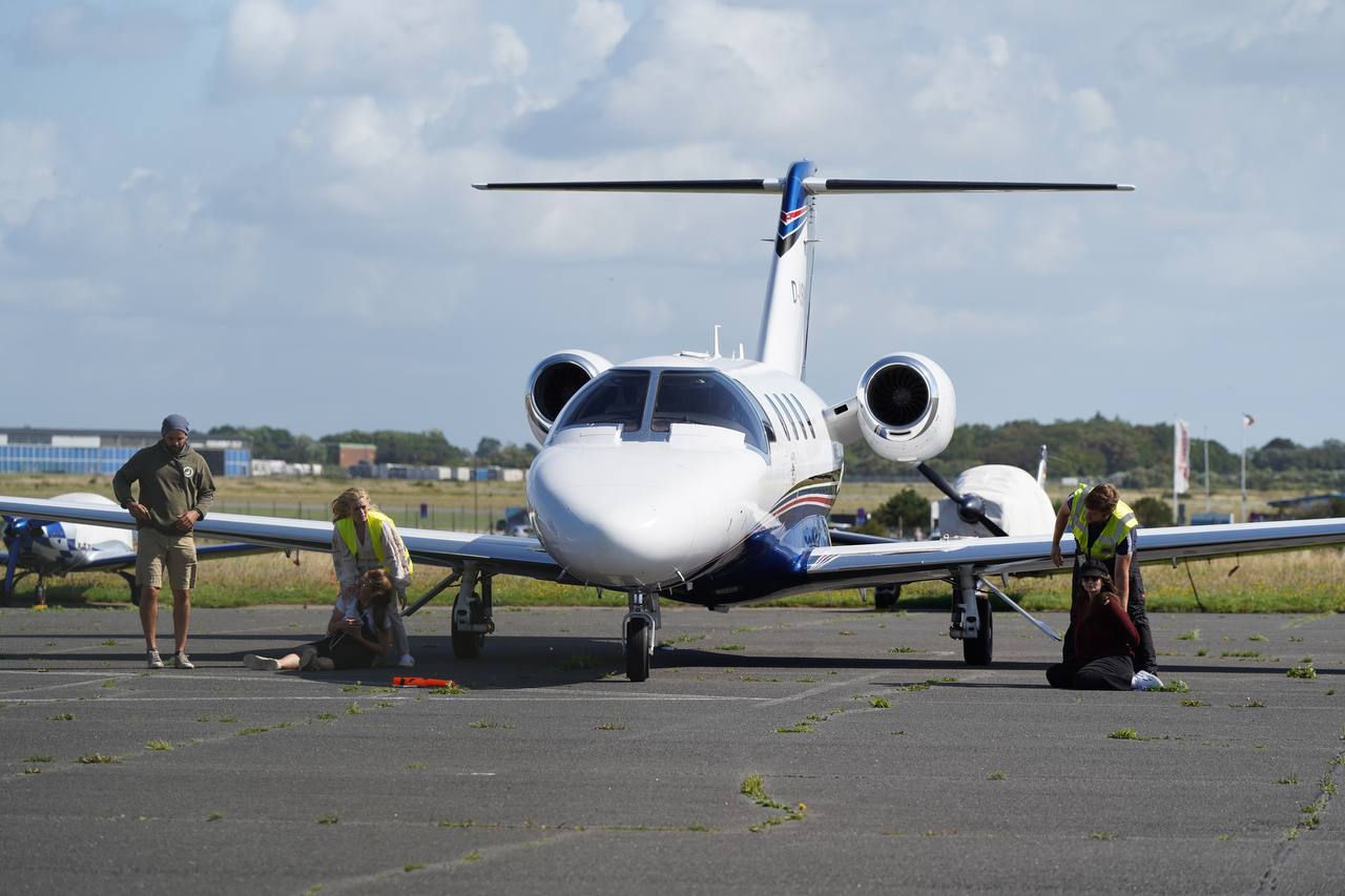 Activiștii de mediu s-au lipit de pista aeroportului de pe insula Sylt.