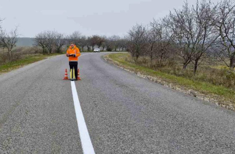 Aplicarea marcajului rutier continuă pe mai multe drumuri din țară.