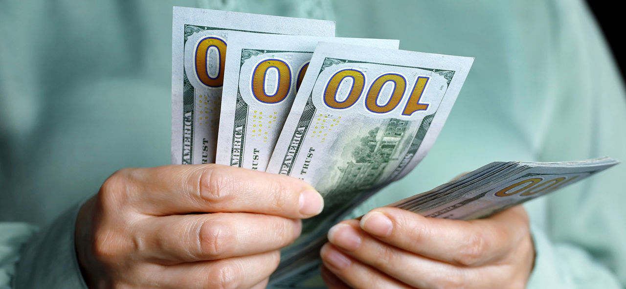 Денежные переводы падают, но молдаване продают больше долларов и евро.