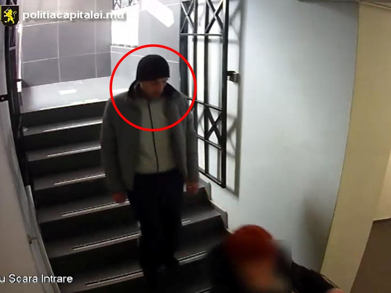 Un hoţ de buzunare este căutat de Poliţia Capitalei.