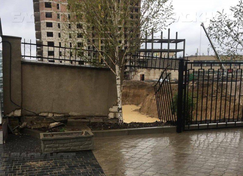 На улице Алба-Юлия рухнул забор, ограждавший стройку.
