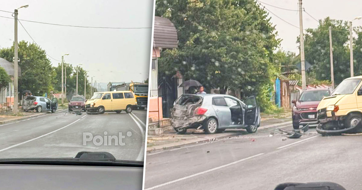 Три автомобиля столкнулись в Пересечино: пострадала водитель Toyota.
