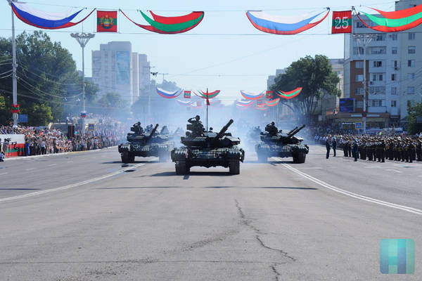 В параде приняли участие более 2-х тыс. человек и 123 единицы боевой техники.