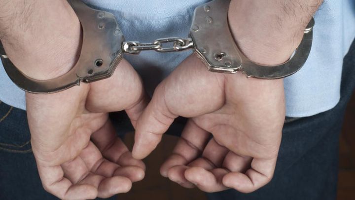 Un bărbat, încătuşat de polițiști după ce a agresat doi oameni. 