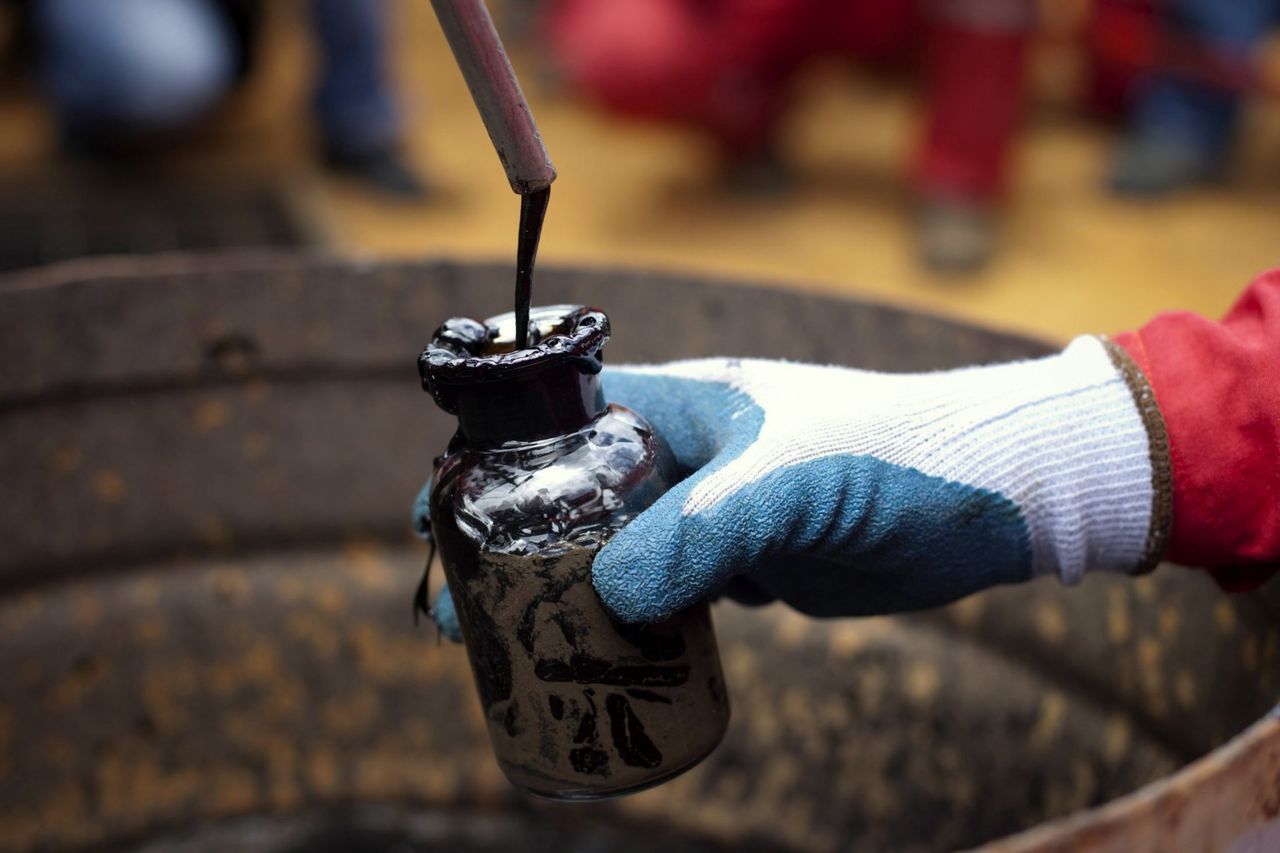 Цены на нефть выросли на высоком спросе и решении ОПЕК+.