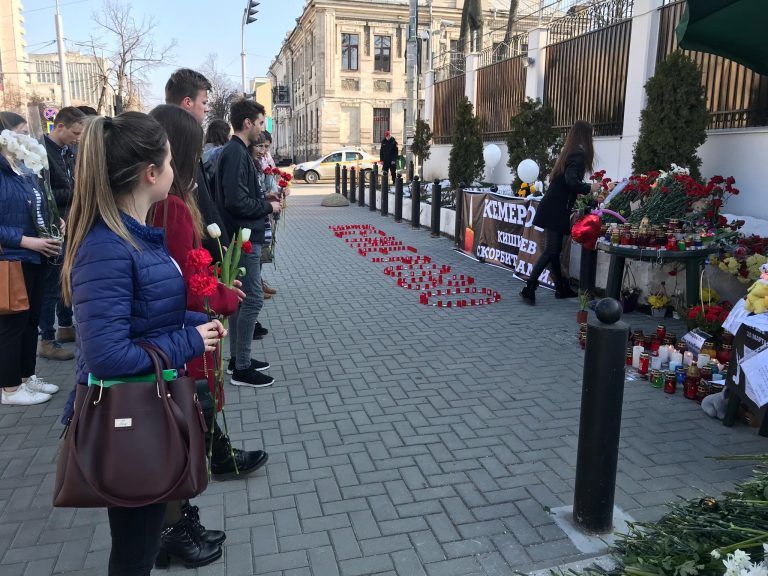 Victimele din Kemerovo, comemorate de tinerii unioniști din Chișinău