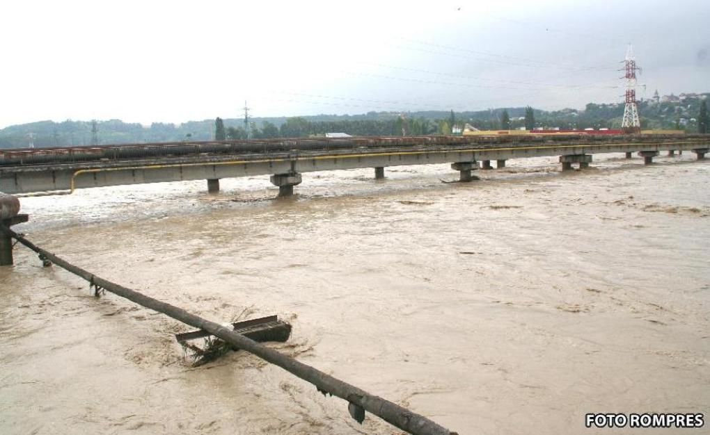 Zeci de locuințe și curți au fost inundate, iar 4 turiști - evacuați. Foto: hotnews.ro