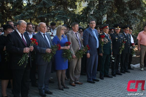 Возглавлял колонну военный оркестр.