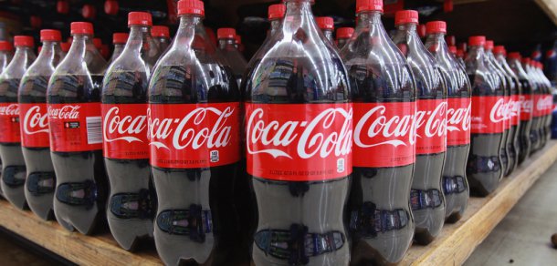 Hotărârea vine după o mişcare similară din partea rivalilor de la PepsiCo, în urma unei petiţii online pe site-ul Change.org, care a strâns mai mult de două sute de mii de semnături.