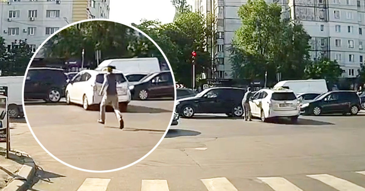 В Кишиневе машина такси без водителя выкатилась на дорогу и врезалась в авто. Коллаж: Point.md