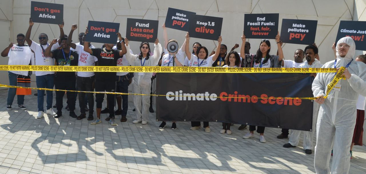 Экоактивисты провели акции протеста на COP28 в Дубае и Риме.