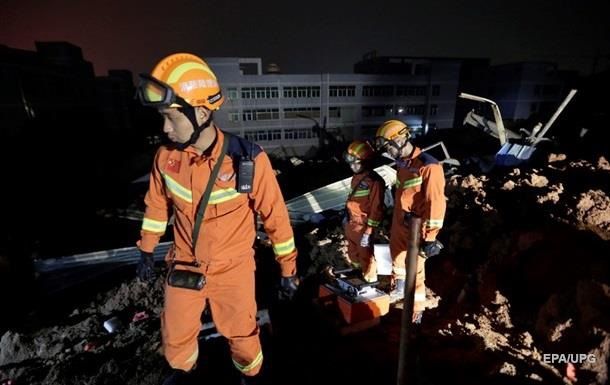 Под завалами при сходе оползня в деревне около города Бицзе оказали 30 человек.